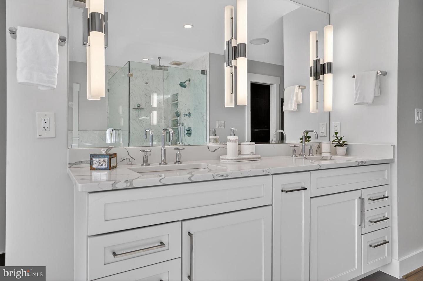 5615 35TH RD N, ARLINGTON, Virginia 22207, 6 Bedrooms Bedrooms, ,6 BathroomsBathrooms,Residential,For sale,5615 35TH RD N,VAAR2067206 MLS # VAAR2067206