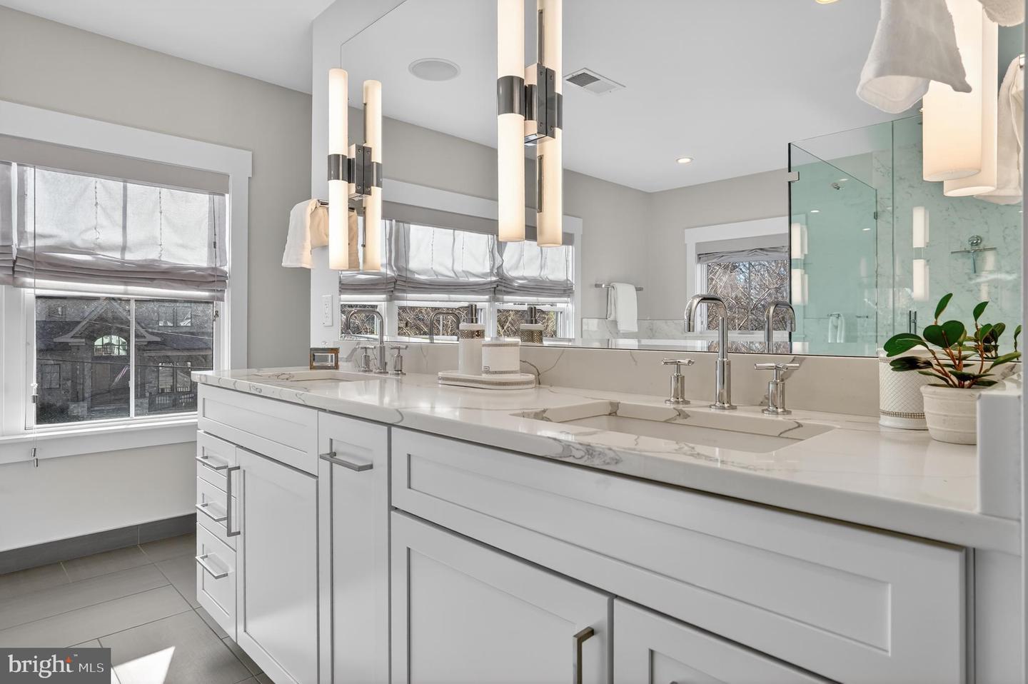 5615 35TH RD N, ARLINGTON, Virginia 22207, 6 Bedrooms Bedrooms, ,6 BathroomsBathrooms,Residential,For sale,5615 35TH RD N,VAAR2067206 MLS # VAAR2067206