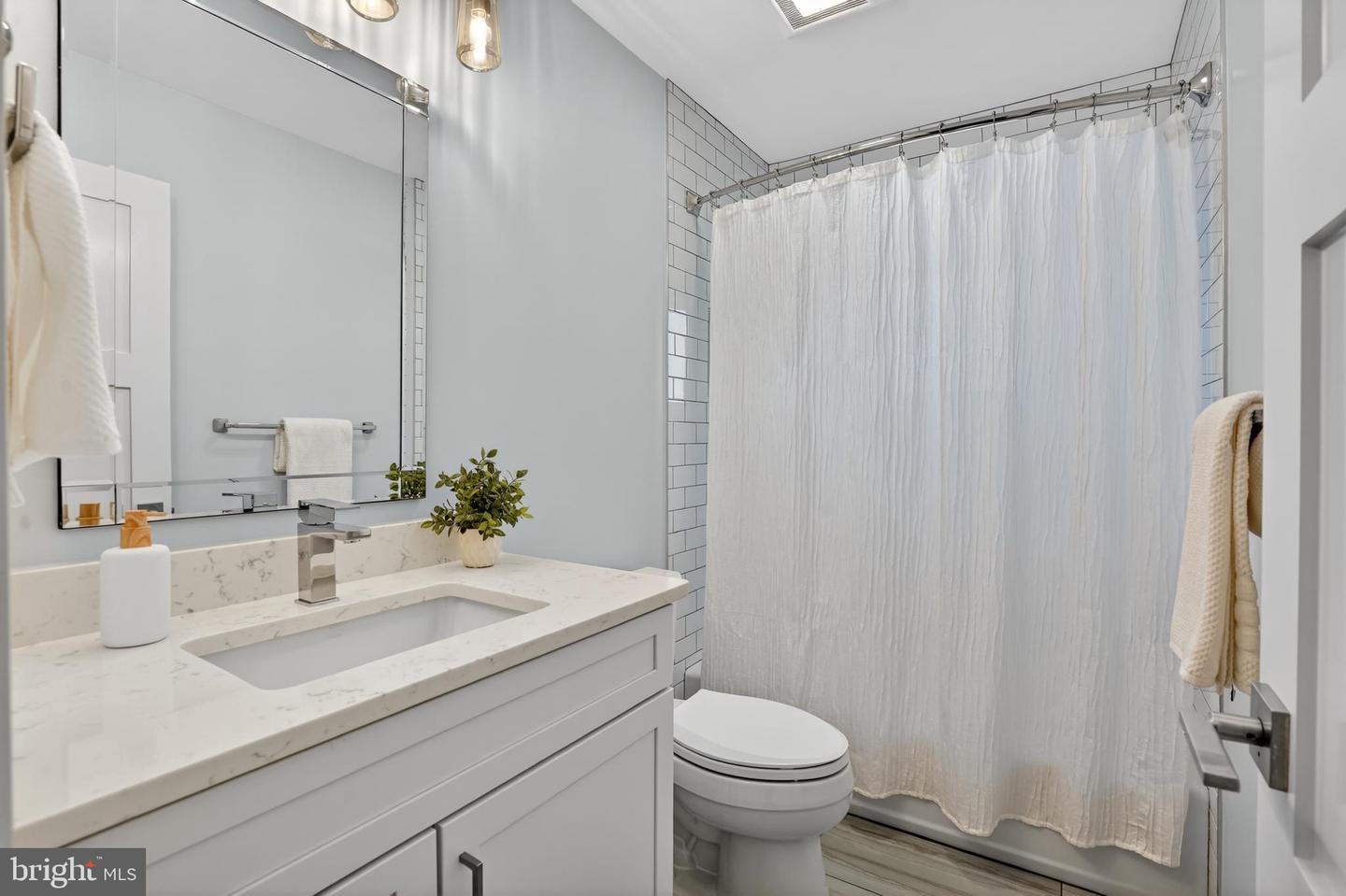 5615 35TH RD N, ARLINGTON, Virginia 22207, 6 Bedrooms Bedrooms, ,6 BathroomsBathrooms,Residential,For sale,5615 35TH RD N,VAAR2067206 MLS # VAAR2067206