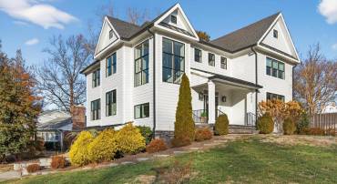 5615 35TH RD N, ARLINGTON, Virginia 22207, 6 Bedrooms Bedrooms, ,6 BathroomsBathrooms,Residential,For sale,5615 35TH RD N,VAAR2067206 MLS # VAAR2067206