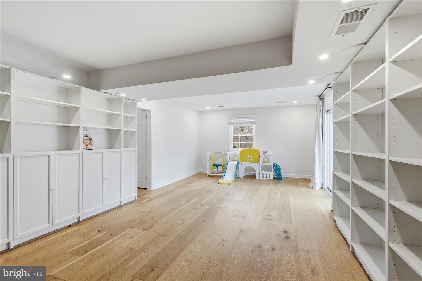 10412 SAMAGA DR, OAKTON, Virginia 22124, 5 Bedrooms Bedrooms, ,3 BathroomsBathrooms,Residential,For sale,10412 SAMAGA DR,VAFX2284128 MLS # VAFX2284128