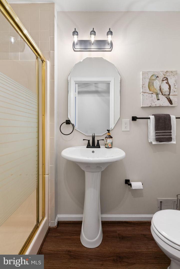 4009 ROBERTS RD, FAIRFAX, Virginia 22032, 7 Bedrooms Bedrooms, 18 Rooms Rooms,4 BathroomsBathrooms,Residential,For sale,4009 ROBERTS RD,VAFC2007616 MLS # VAFC2007616