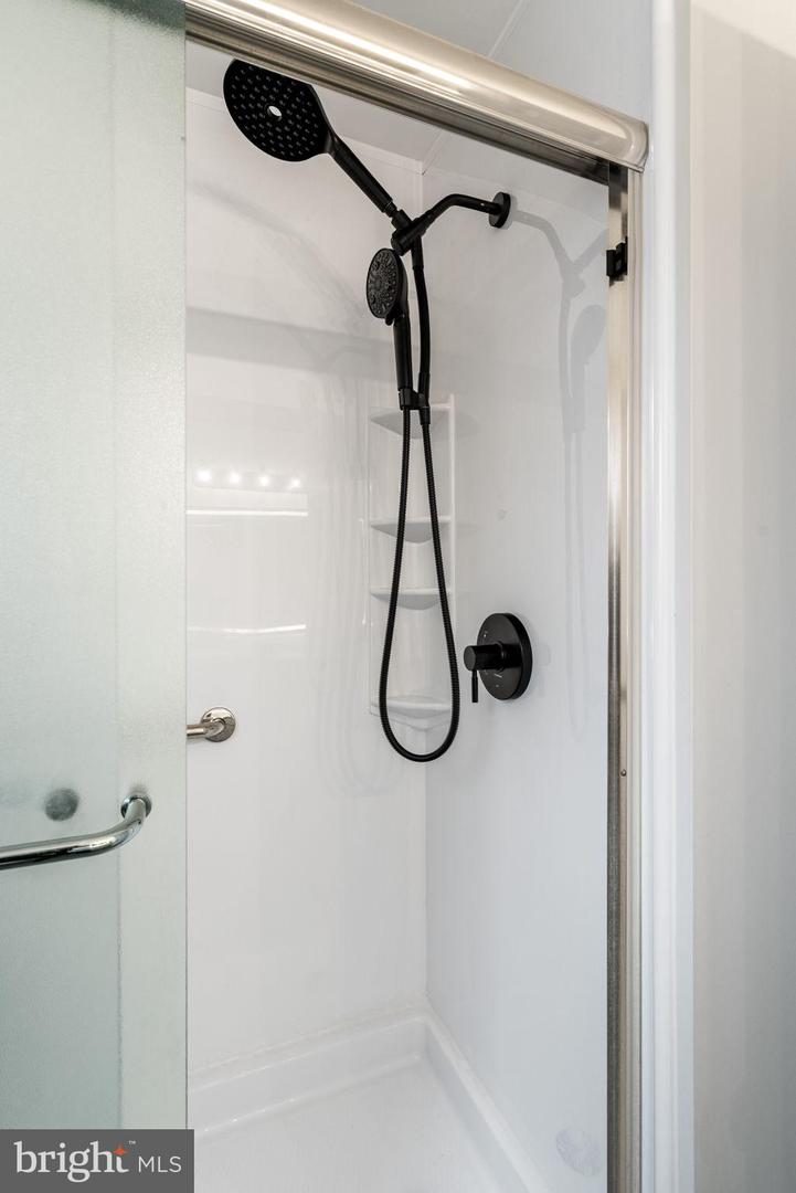 4009 ROBERTS RD, FAIRFAX, Virginia 22032, 7 Bedrooms Bedrooms, 18 Rooms Rooms,4 BathroomsBathrooms,Residential,For sale,4009 ROBERTS RD,VAFC2007616 MLS # VAFC2007616