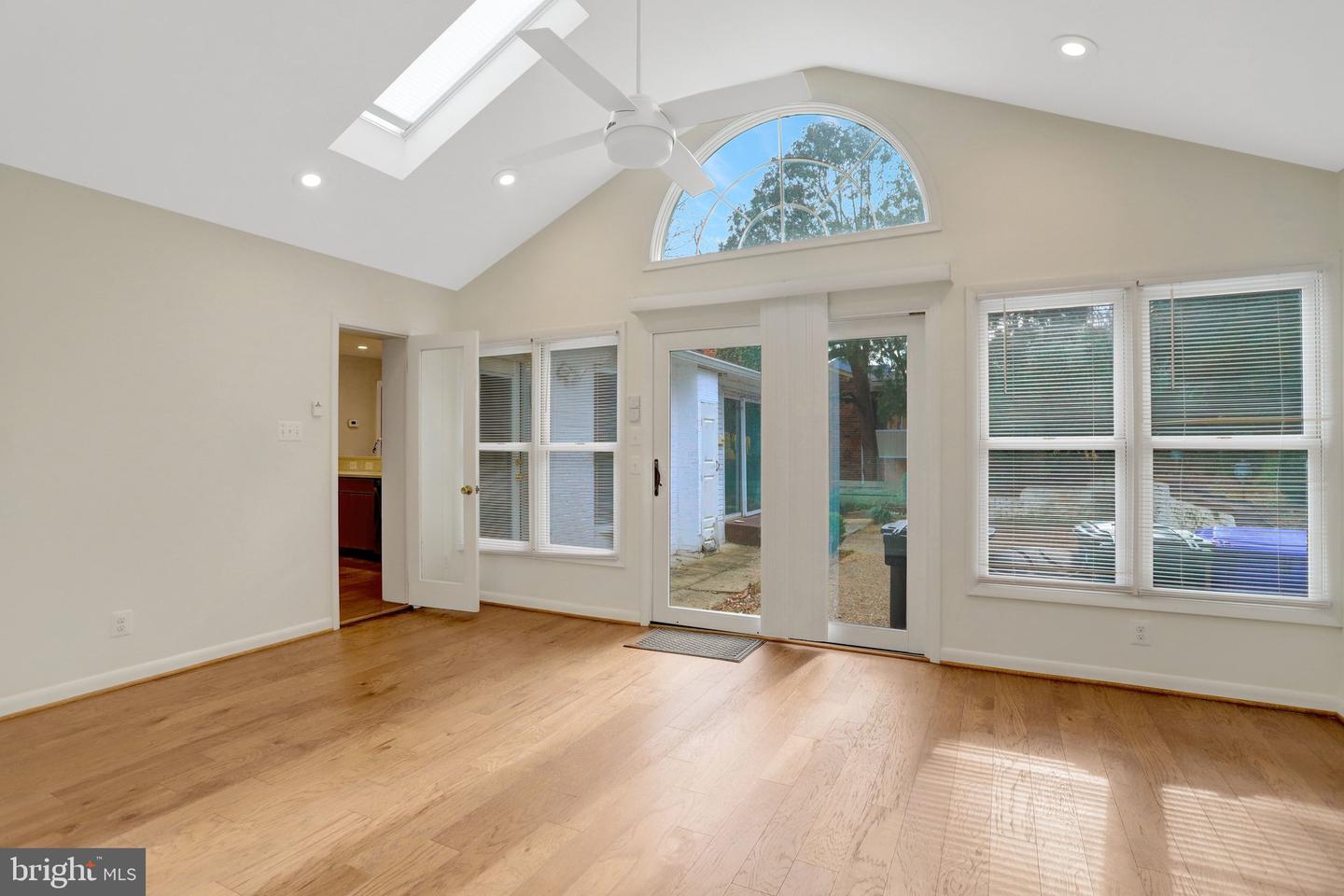 3716 N VERNON ST, ARLINGTON, Virginia 22207, 6 Bedrooms Bedrooms, 12 Rooms Rooms,3 BathroomsBathrooms,Residential,For sale,3716 N VERNON ST,VAAR2067612 MLS # VAAR2067612