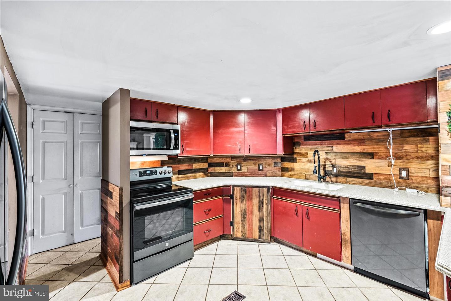 312 TIMBER TRL, SPOTSYLVANIA, Virginia 22551, 3 Bedrooms Bedrooms, ,2 BathroomsBathrooms,Residential,For sale,312 TIMBER TRL,VASP2038616 MLS # VASP2038616