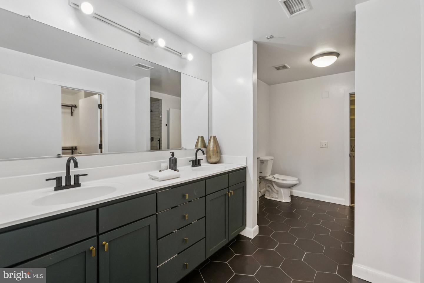 400 MASSACHUSETTS AVE NW #215, WASHINGTON, District Of Columbia 20001, 2 Bedrooms Bedrooms, ,2 BathroomsBathrooms,Residential,For sale,400 MASSACHUSETTS AVE NW #215,DCDC2241254 MLS # DCDC2241254