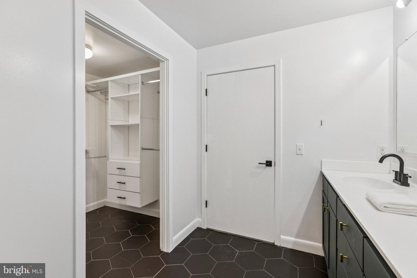 400 MASSACHUSETTS AVE NW #215, WASHINGTON, District Of Columbia 20001, 2 Bedrooms Bedrooms, ,2 BathroomsBathrooms,Residential,For sale,400 MASSACHUSETTS AVE NW #215,DCDC2241254 MLS # DCDC2241254