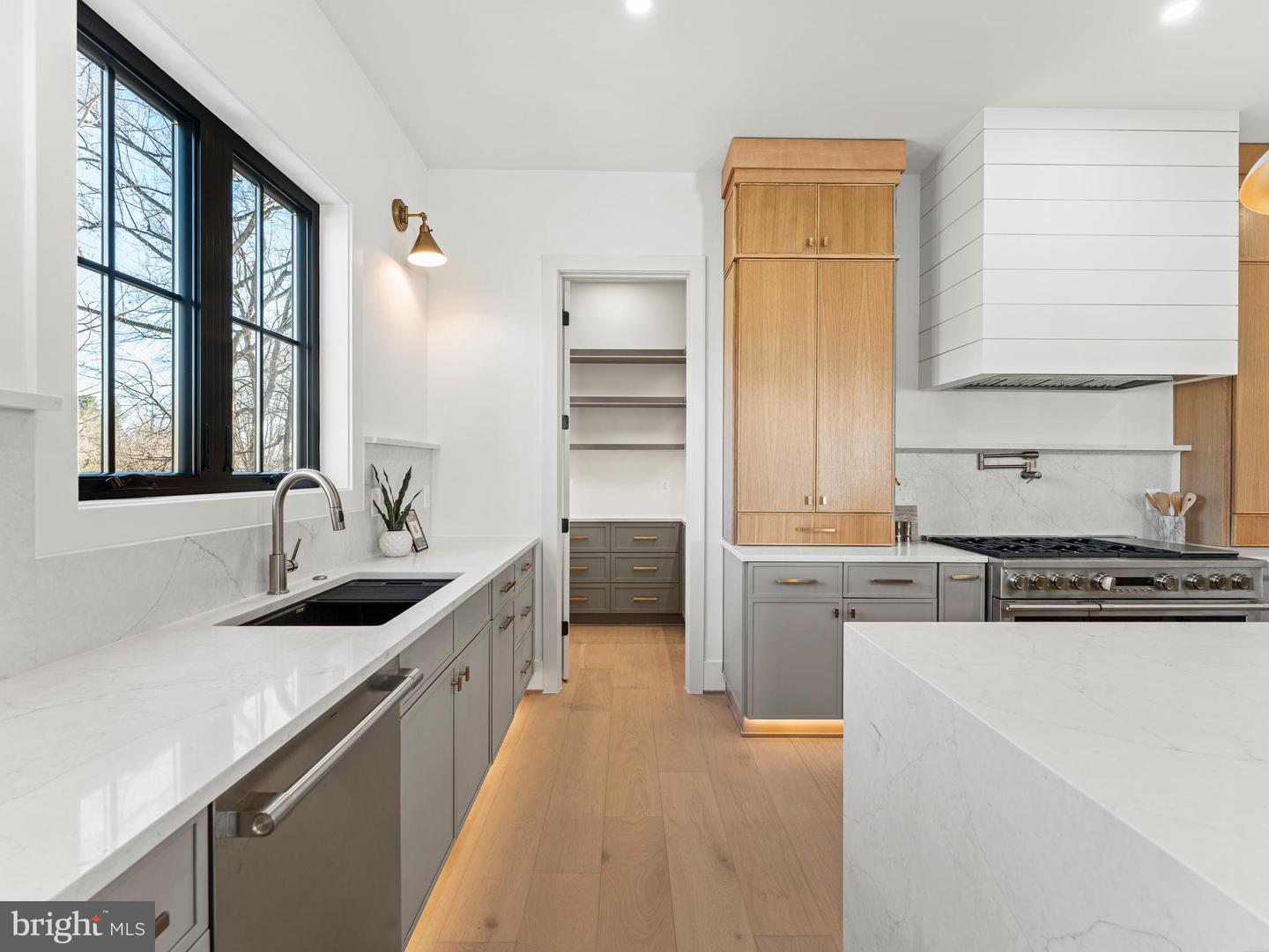 406 DOVE CIR SW, VIENNA, Virginia 22180, 6 Bedrooms Bedrooms, ,6 BathroomsBathrooms,Residential,For sale,406 DOVE CIR SW,VAFX2276068 MLS # VAFX2276068