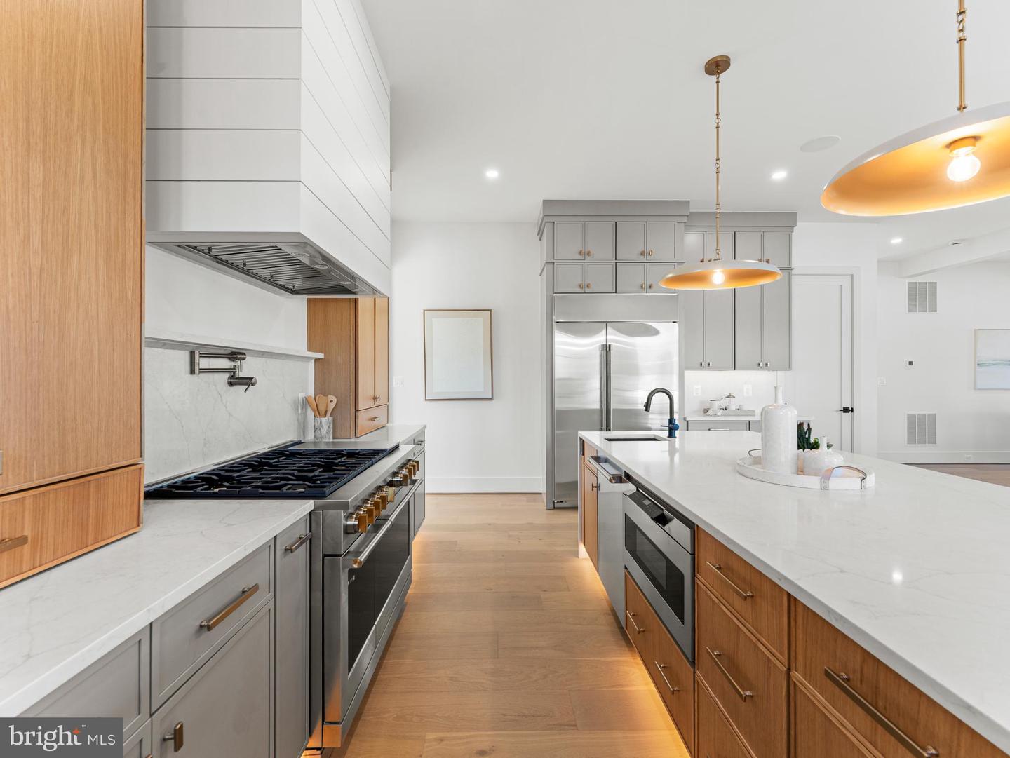 406 DOVE CIR SW, VIENNA, Virginia 22180, 6 Bedrooms Bedrooms, ,6 BathroomsBathrooms,Residential,For sale,406 DOVE CIR SW,VAFX2276068 MLS # VAFX2276068