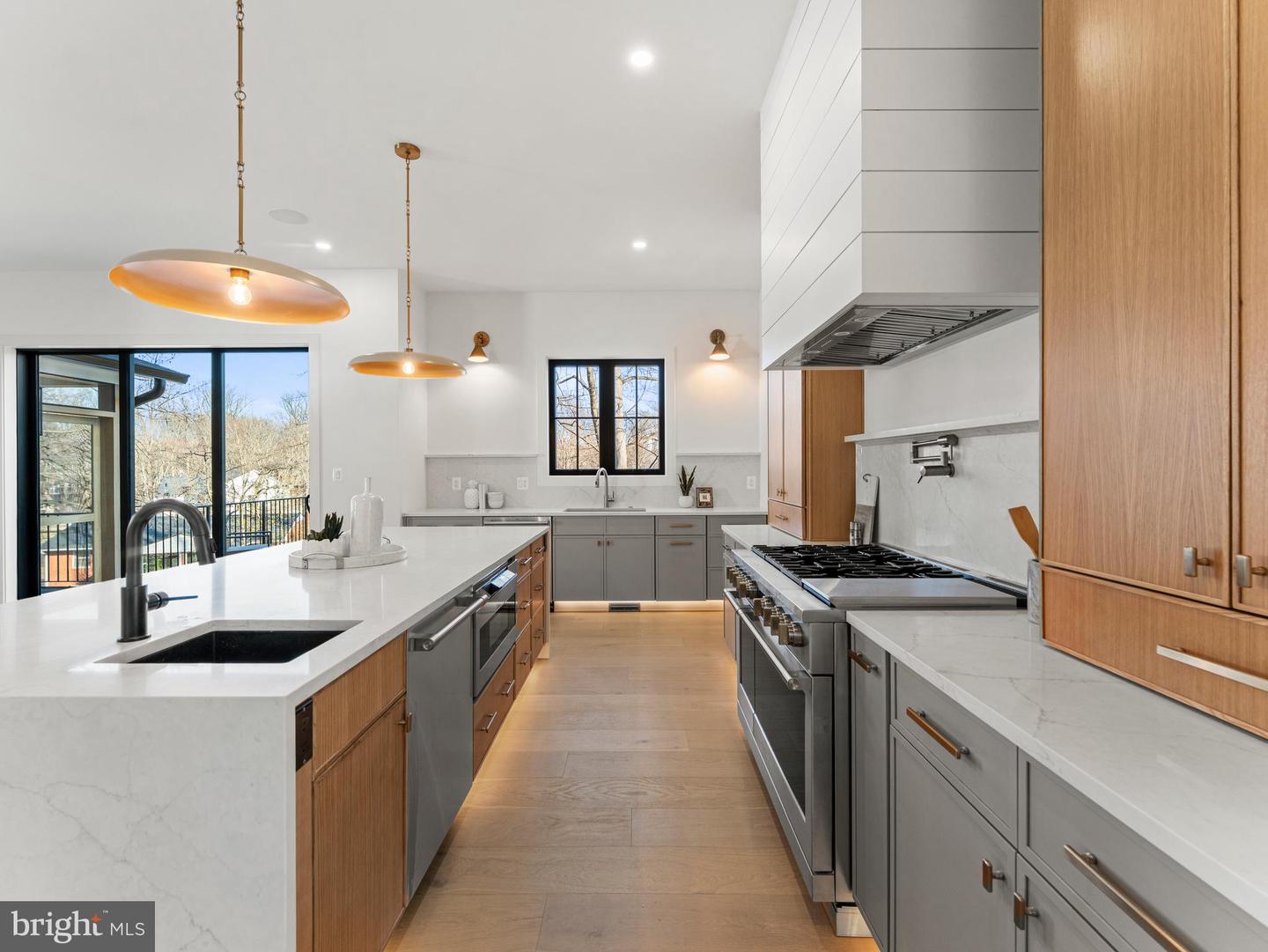 406 DOVE CIR SW, VIENNA, Virginia 22180, 6 Bedrooms Bedrooms, ,6 BathroomsBathrooms,Residential,For sale,406 DOVE CIR SW,VAFX2276068 MLS # VAFX2276068