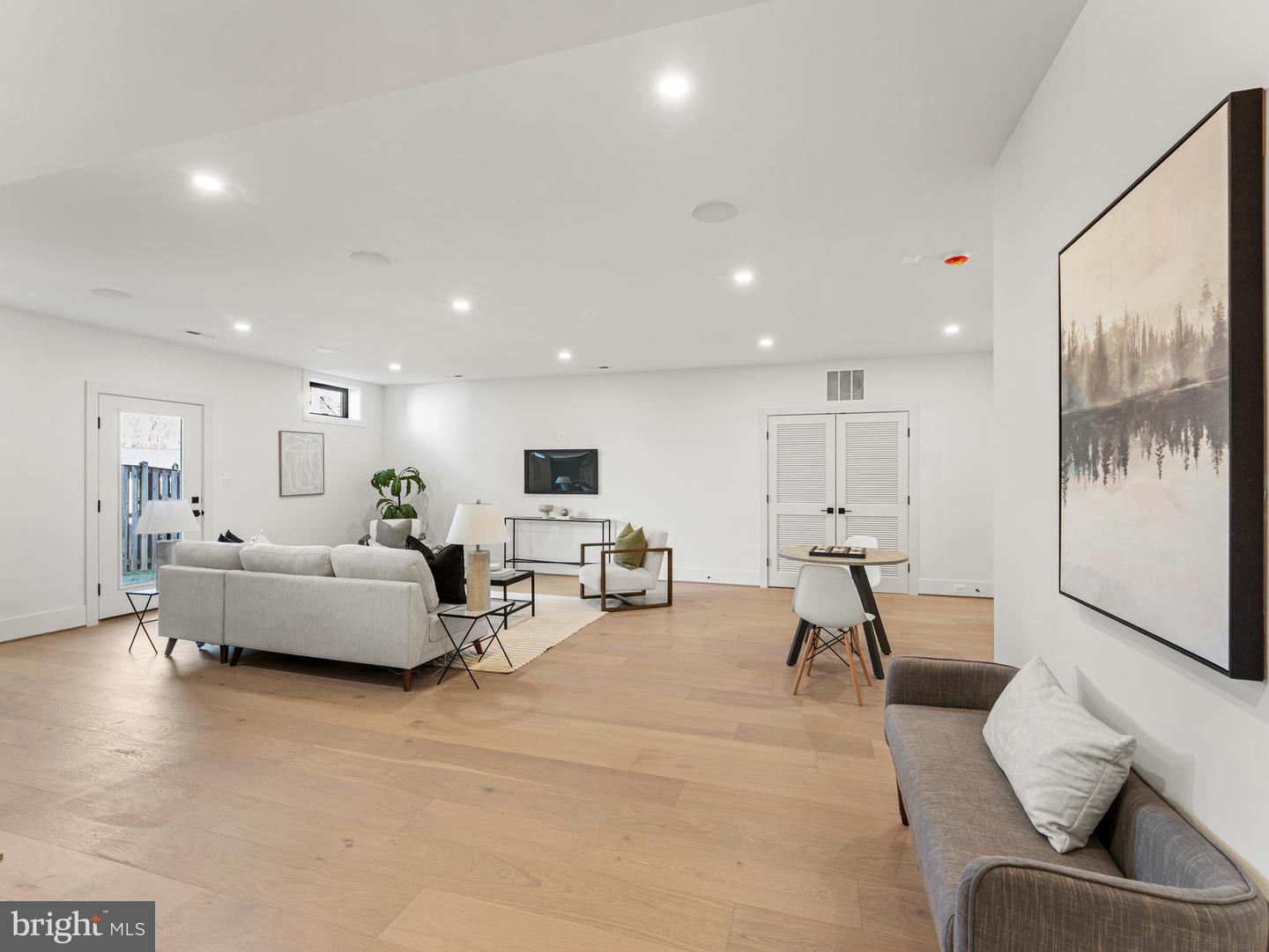 406 DOVE CIR SW, VIENNA, Virginia 22180, 6 Bedrooms Bedrooms, ,6 BathroomsBathrooms,Residential,For sale,406 DOVE CIR SW,VAFX2276068 MLS # VAFX2276068