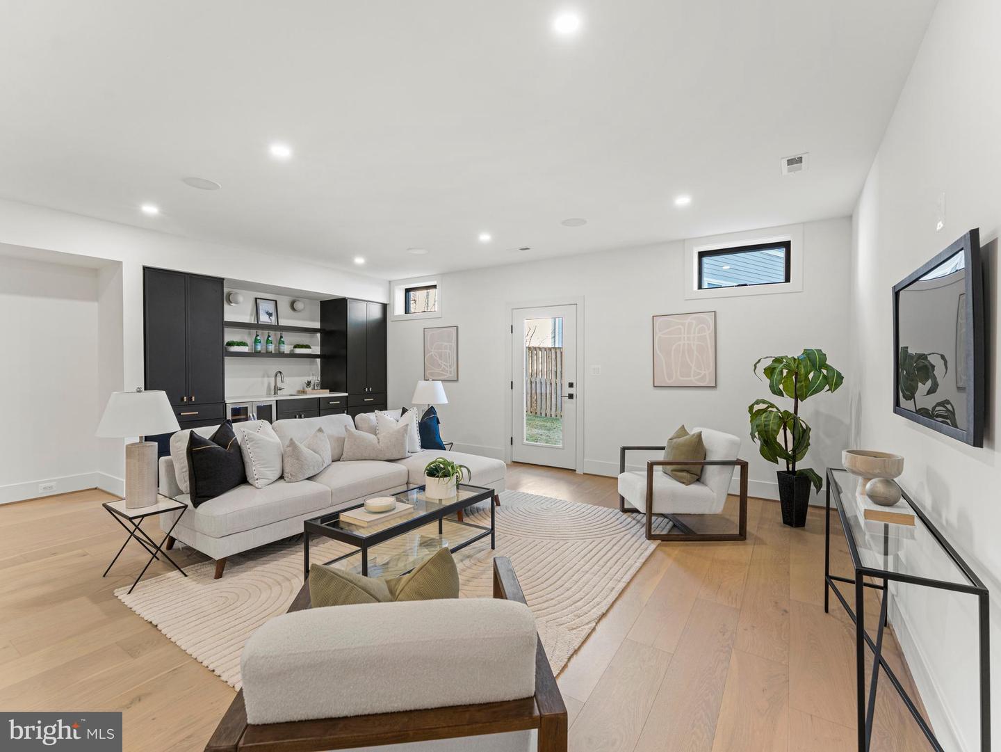 406 DOVE CIR SW, VIENNA, Virginia 22180, 6 Bedrooms Bedrooms, ,6 BathroomsBathrooms,Residential,For sale,406 DOVE CIR SW,VAFX2276068 MLS # VAFX2276068