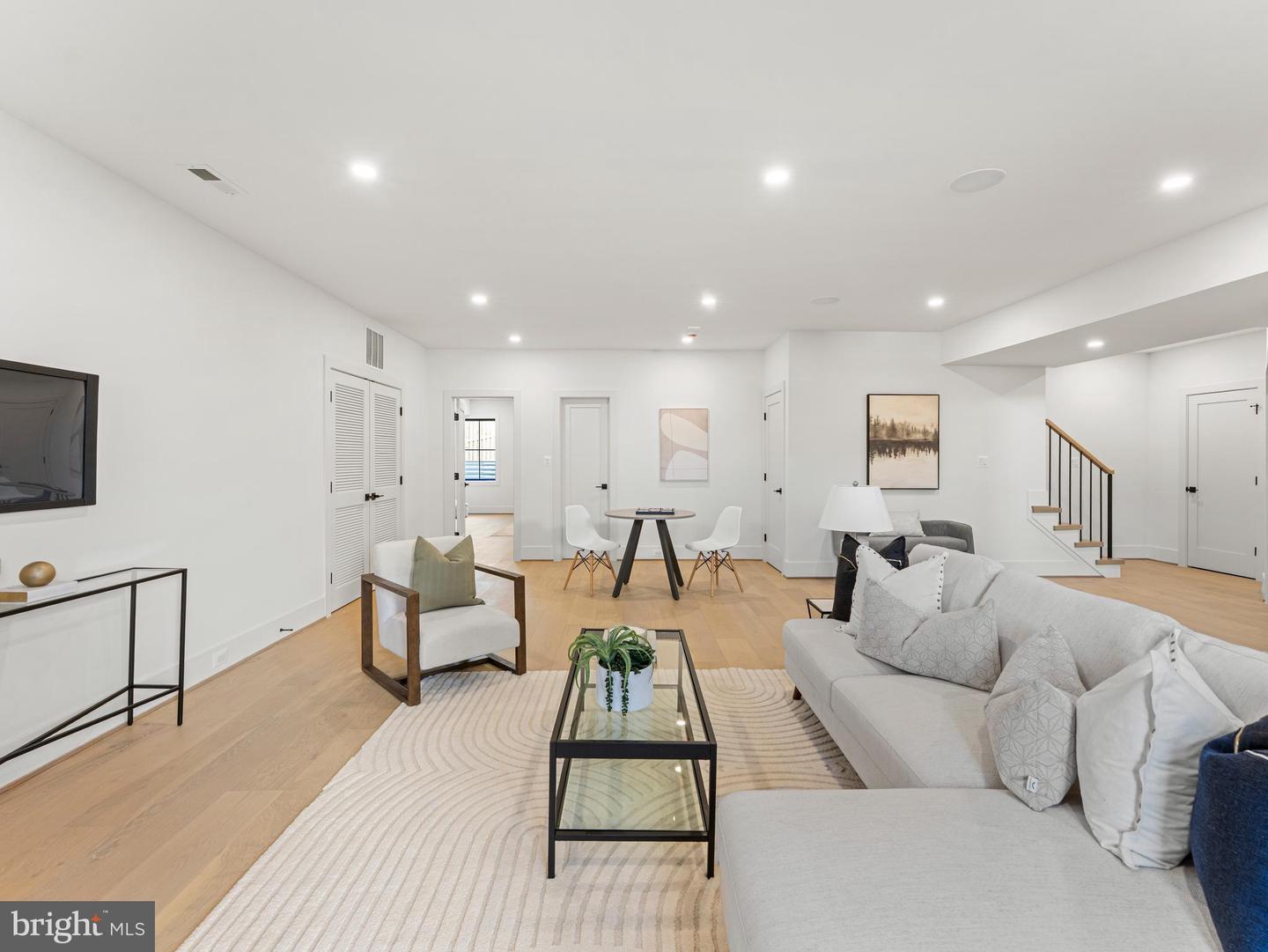 406 DOVE CIR SW, VIENNA, Virginia 22180, 6 Bedrooms Bedrooms, ,6 BathroomsBathrooms,Residential,For sale,406 DOVE CIR SW,VAFX2276068 MLS # VAFX2276068