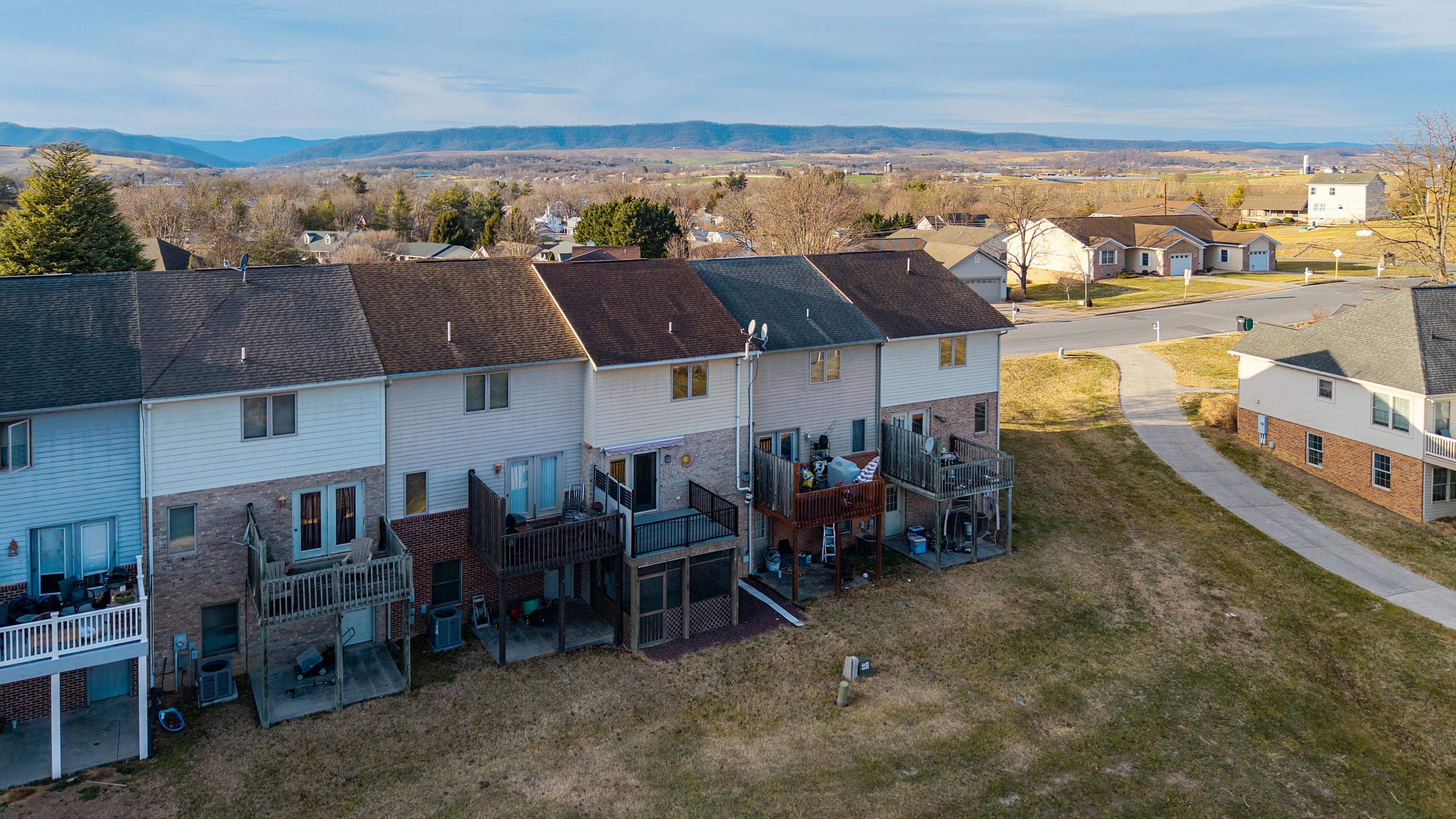 216 WALNUT DR, BROADWAY, Virginia 22815, 3 Bedrooms Bedrooms, ,2 BathroomsBathrooms,Residential,216 WALNUT DR,672533 MLS # 672533