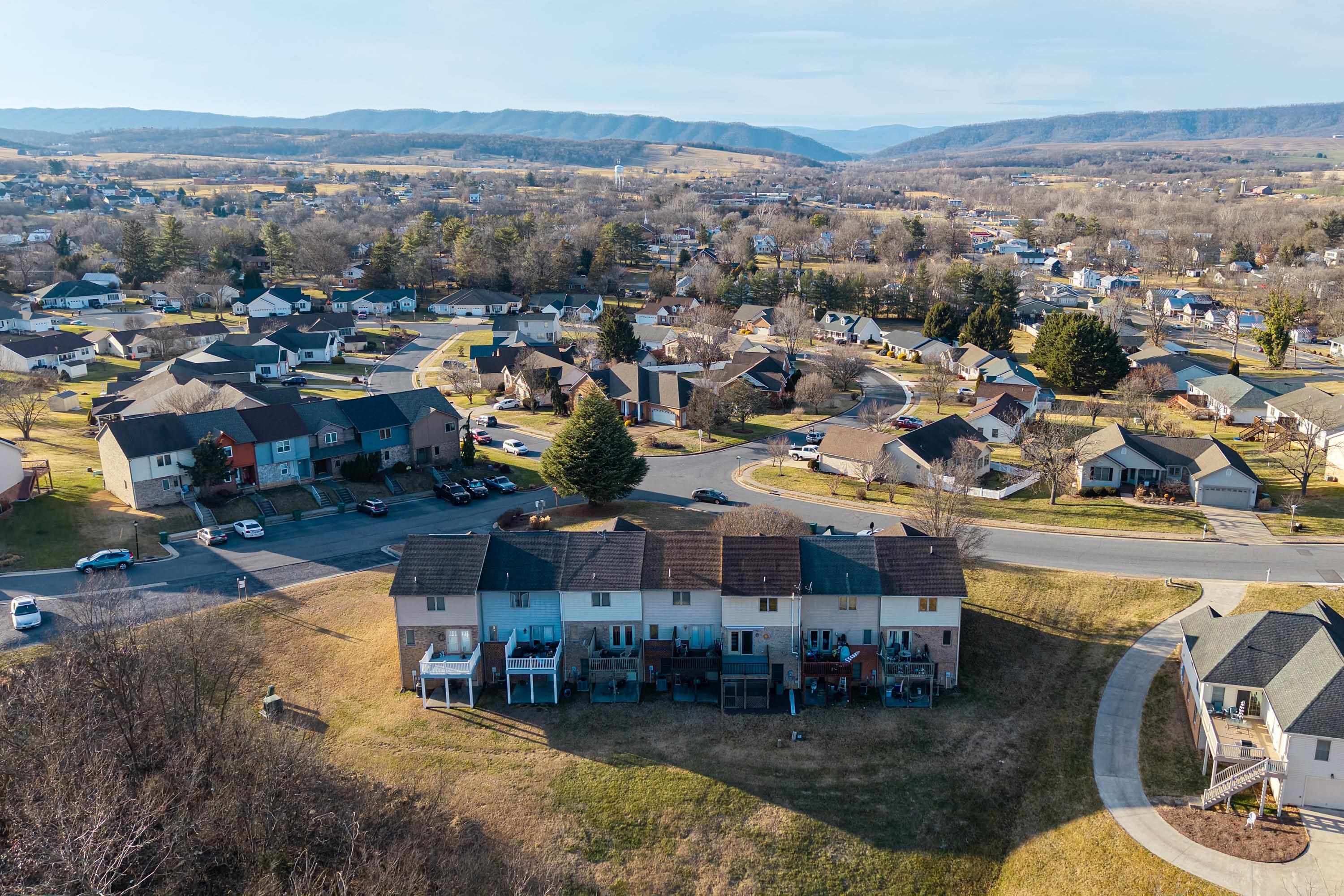 216 WALNUT DR, BROADWAY, Virginia 22815, 3 Bedrooms Bedrooms, ,2 BathroomsBathrooms,Residential,216 WALNUT DR,672533 MLS # 672533