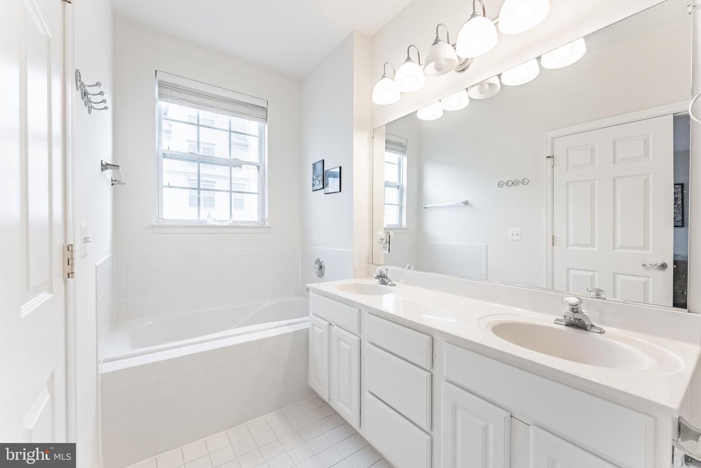 11575 CAVALIER LANDING CT #301, FAIRFAX, Virginia 22030, 2 Bedrooms Bedrooms, ,2 BathroomsBathrooms,Residential,For sale,11575 CAVALIER LANDING CT #301,VAFX2282648 MLS # VAFX2282648