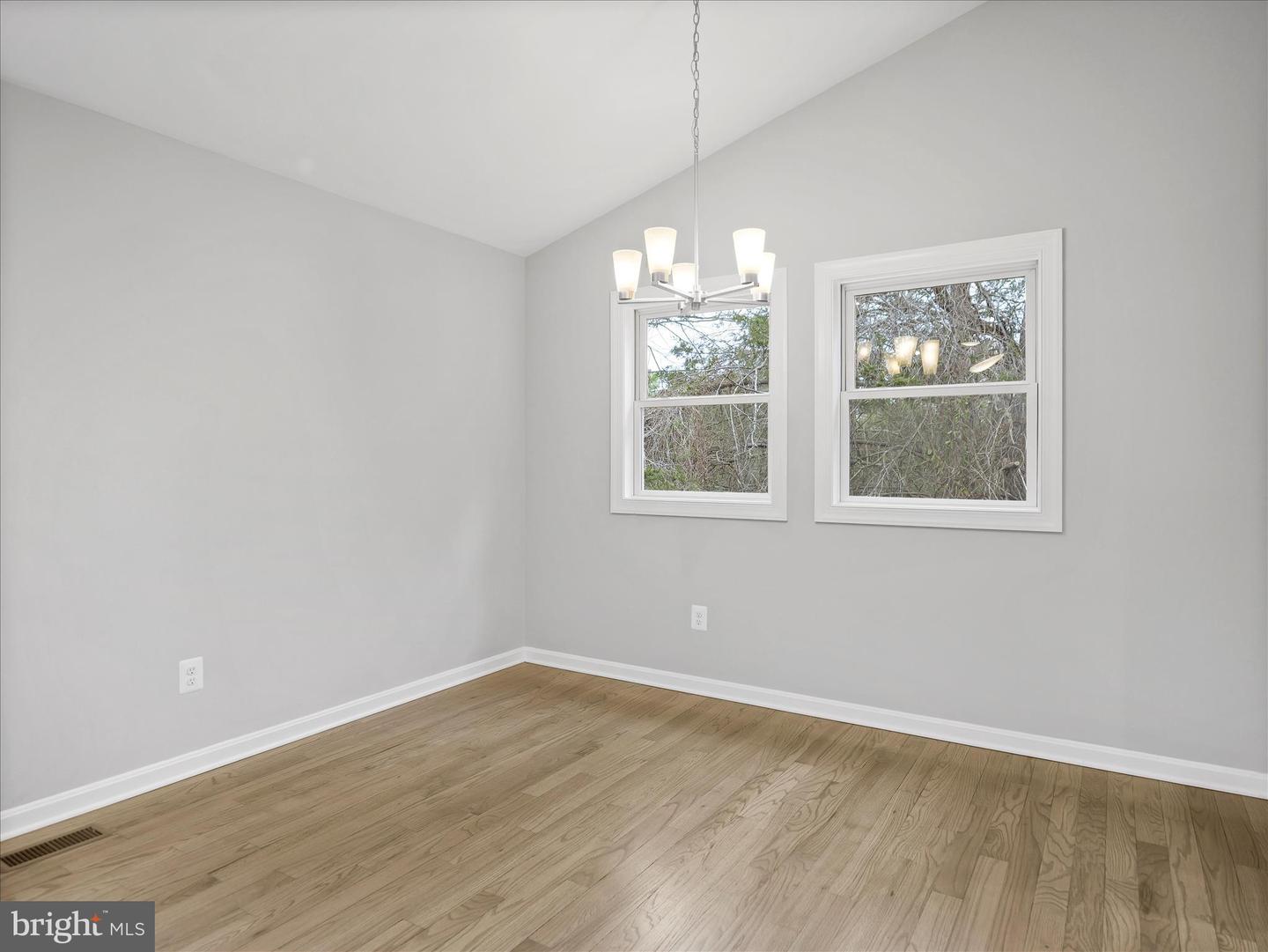 75 SOUTHERN DR, STRASBURG, Virginia 22657, 2 Bedrooms Bedrooms, 7 Rooms Rooms,2 BathroomsBathrooms,Residential,For sale,75 SOUTHERN DR,VAWR2013126 MLS # VAWR2013126