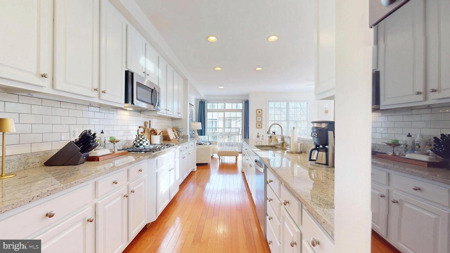 160 HERNDON MILL CIR, HERNDON, Virginia 20170, 3 Bedrooms Bedrooms, 7 Rooms Rooms,3 BathroomsBathrooms,Residential,For sale,160 HERNDON MILL CIR,VAFX2285862 MLS # VAFX2285862