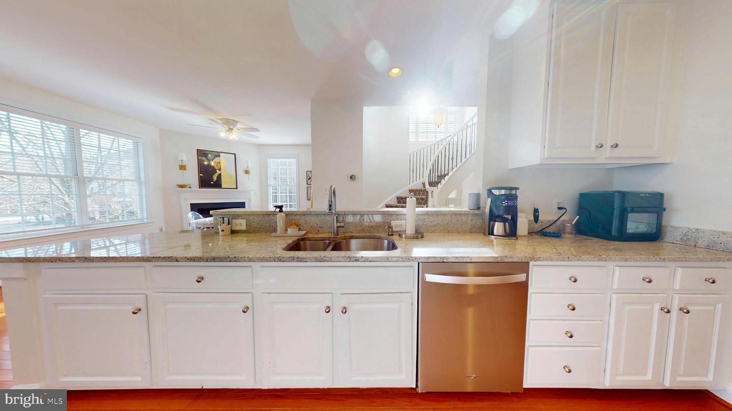 160 HERNDON MILL CIR, HERNDON, Virginia 20170, 3 Bedrooms Bedrooms, 7 Rooms Rooms,3 BathroomsBathrooms,Residential,For sale,160 HERNDON MILL CIR,VAFX2285862 MLS # VAFX2285862