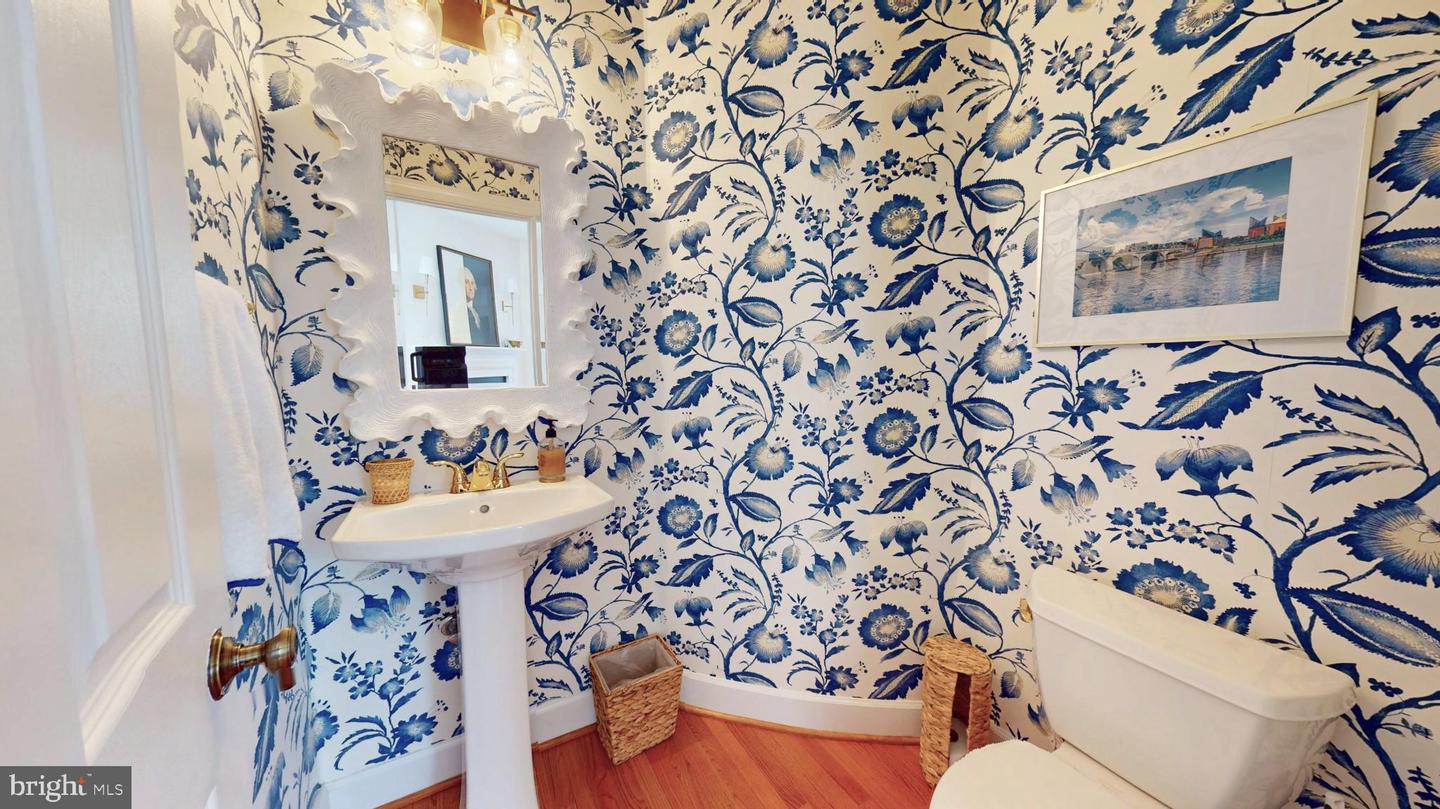 160 HERNDON MILL CIR, HERNDON, Virginia 20170, 3 Bedrooms Bedrooms, 7 Rooms Rooms,3 BathroomsBathrooms,Residential,For sale,160 HERNDON MILL CIR,VAFX2285862 MLS # VAFX2285862