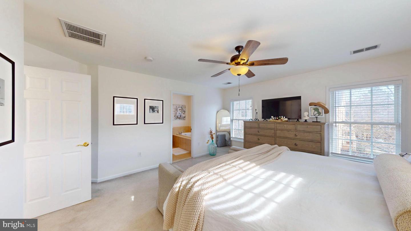 160 HERNDON MILL CIR, HERNDON, Virginia 20170, 3 Bedrooms Bedrooms, 7 Rooms Rooms,3 BathroomsBathrooms,Residential,For sale,160 HERNDON MILL CIR,VAFX2285862 MLS # VAFX2285862