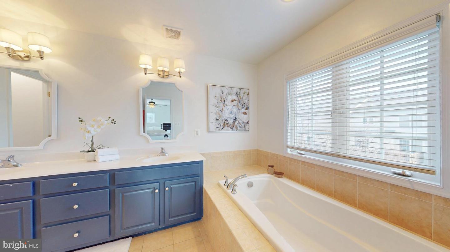 160 HERNDON MILL CIR, HERNDON, Virginia 20170, 3 Bedrooms Bedrooms, 7 Rooms Rooms,3 BathroomsBathrooms,Residential,For sale,160 HERNDON MILL CIR,VAFX2285862 MLS # VAFX2285862