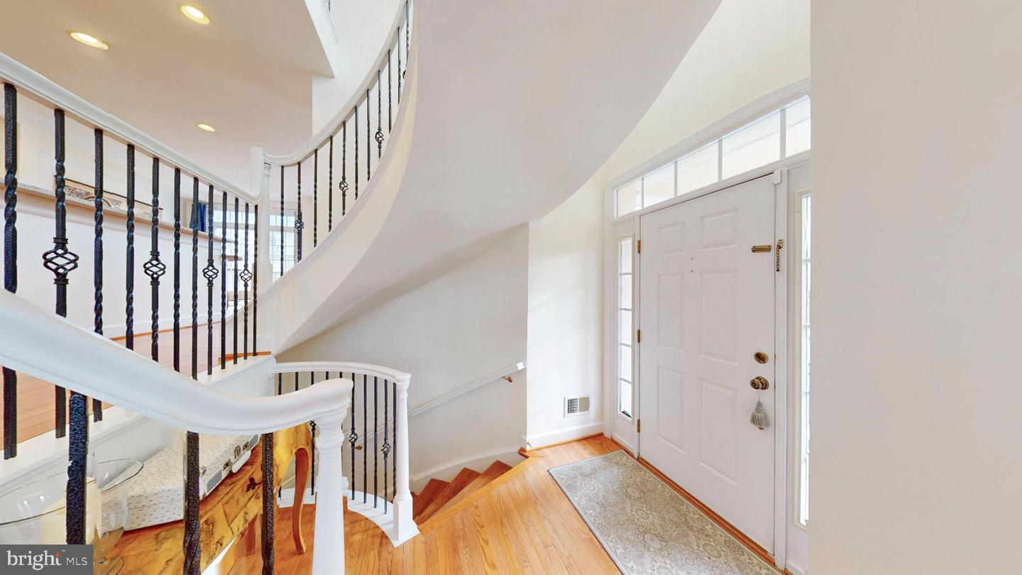 160 HERNDON MILL CIR, HERNDON, Virginia 20170, 3 Bedrooms Bedrooms, 7 Rooms Rooms,3 BathroomsBathrooms,Residential,For sale,160 HERNDON MILL CIR,VAFX2285862 MLS # VAFX2285862