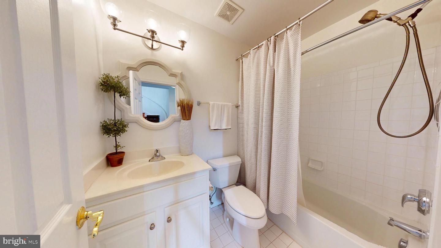 160 HERNDON MILL CIR, HERNDON, Virginia 20170, 3 Bedrooms Bedrooms, 7 Rooms Rooms,3 BathroomsBathrooms,Residential,For sale,160 HERNDON MILL CIR,VAFX2285862 MLS # VAFX2285862