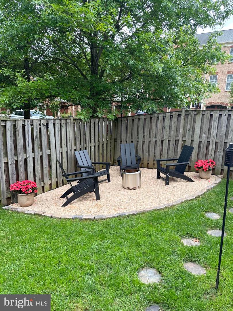 160 HERNDON MILL CIR, HERNDON, Virginia 20170, 3 Bedrooms Bedrooms, 7 Rooms Rooms,3 BathroomsBathrooms,Residential,For sale,160 HERNDON MILL CIR,VAFX2285862 MLS # VAFX2285862