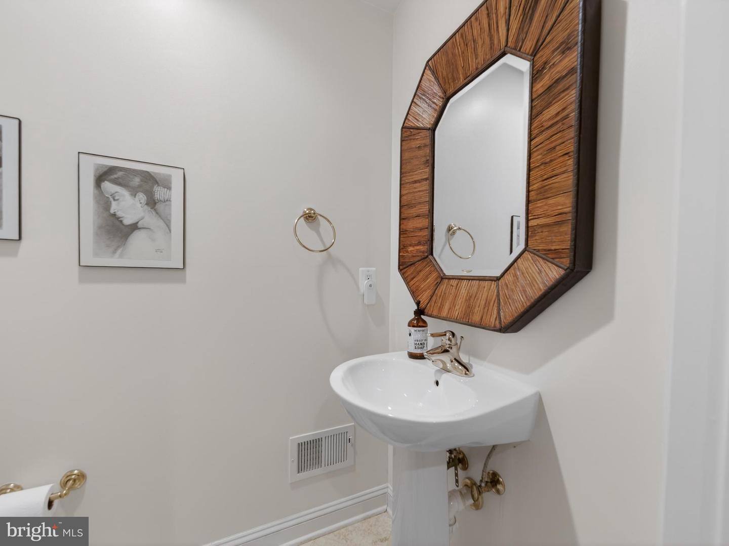 1723 22ND CT N, ARLINGTON, Virginia 22209, 3 Bedrooms Bedrooms, ,3 BathroomsBathrooms,Residential,For sale,1723 22ND CT N,VAAR2067746 MLS # VAAR2067746