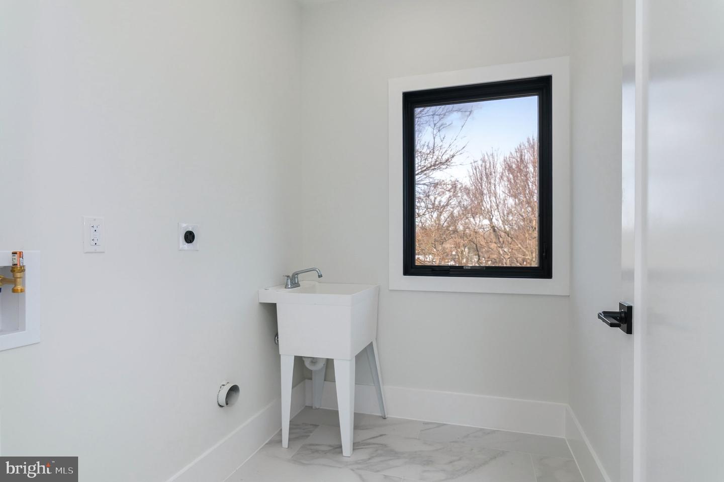 6818 BARRETT RD, FALLS CHURCH, Virginia 22042, 6 Bedrooms Bedrooms, 25 Rooms Rooms,5 BathroomsBathrooms,Residential,For sale,6818 BARRETT RD,VAFX2285748 MLS # VAFX2285748