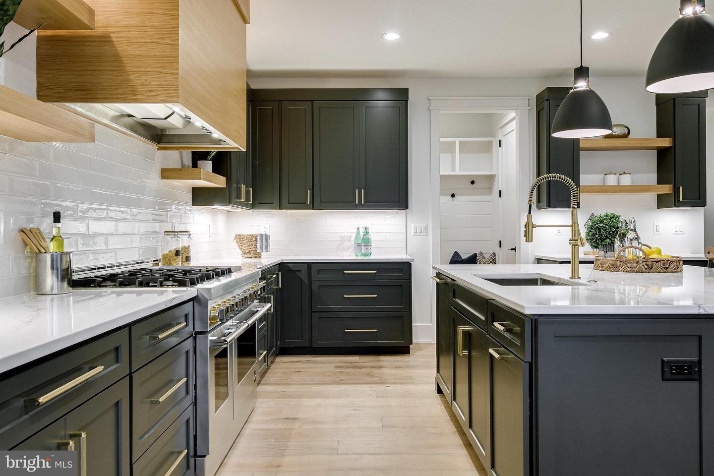 930 FAIRWAY DR NE, VIENNA, Virginia 22180, 6 Bedrooms Bedrooms, 25 Rooms Rooms,6 BathroomsBathrooms,Residential,For sale,930 FAIRWAY DR NE,VAFX2286070 MLS # VAFX2286070