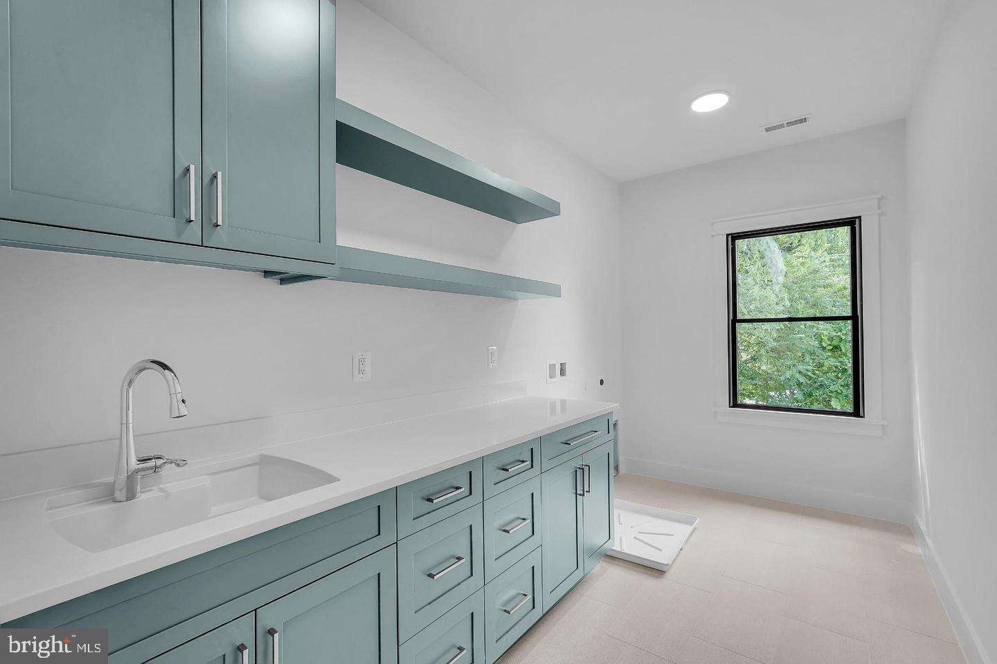 930 FAIRWAY DR NE, VIENNA, Virginia 22180, 6 Bedrooms Bedrooms, 25 Rooms Rooms,6 BathroomsBathrooms,Residential,For sale,930 FAIRWAY DR NE,VAFX2286070 MLS # VAFX2286070