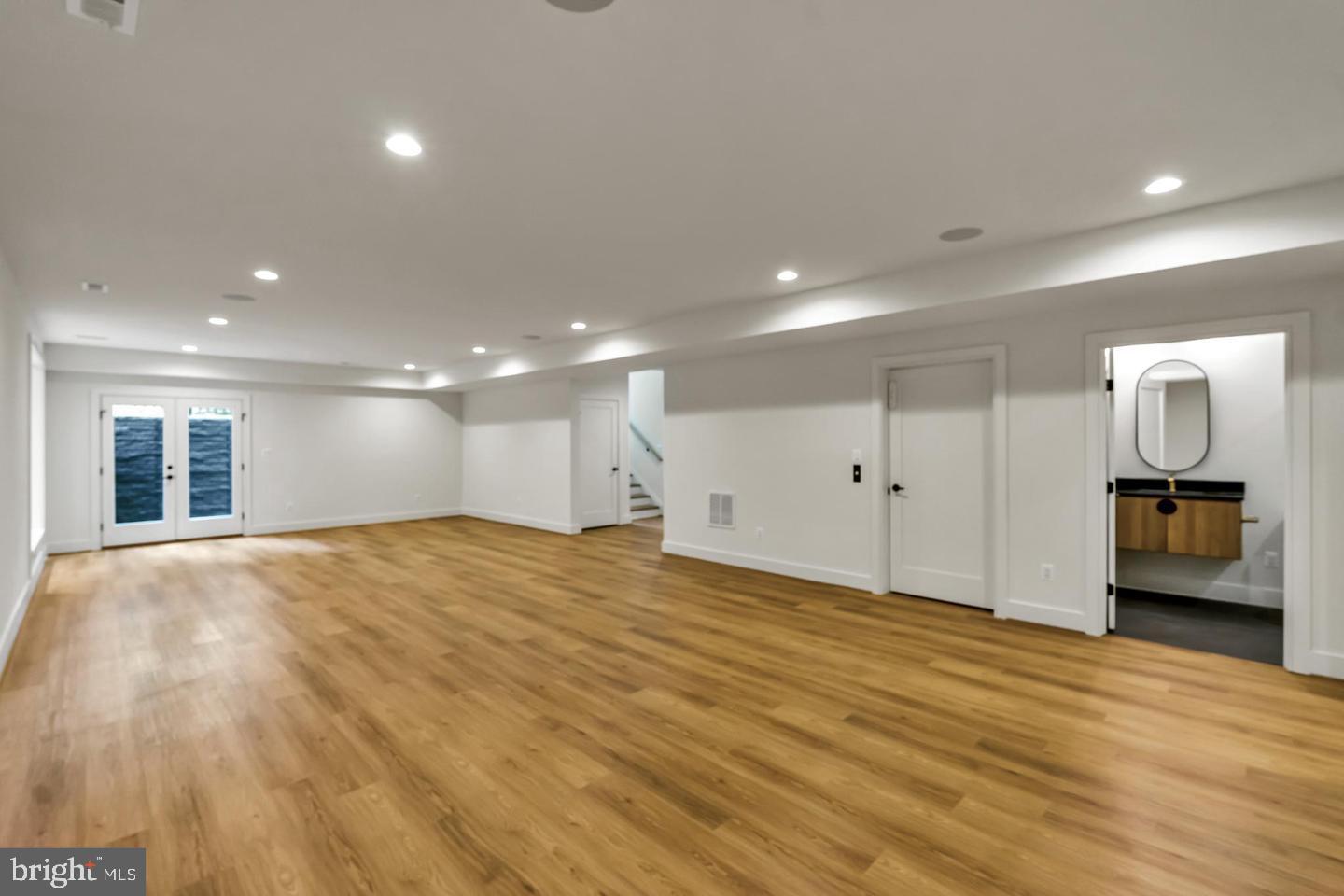 930 FAIRWAY DR NE, VIENNA, Virginia 22180, 6 Bedrooms Bedrooms, 25 Rooms Rooms,6 BathroomsBathrooms,Residential,For sale,930 FAIRWAY DR NE,VAFX2286070 MLS # VAFX2286070