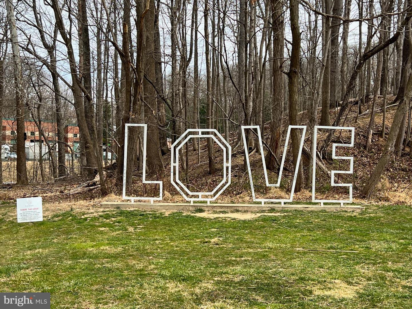 930 FAIRWAY DR NE, VIENNA, Virginia 22180, 6 Bedrooms Bedrooms, 25 Rooms Rooms,6 BathroomsBathrooms,Residential,For sale,930 FAIRWAY DR NE,VAFX2286070 MLS # VAFX2286070