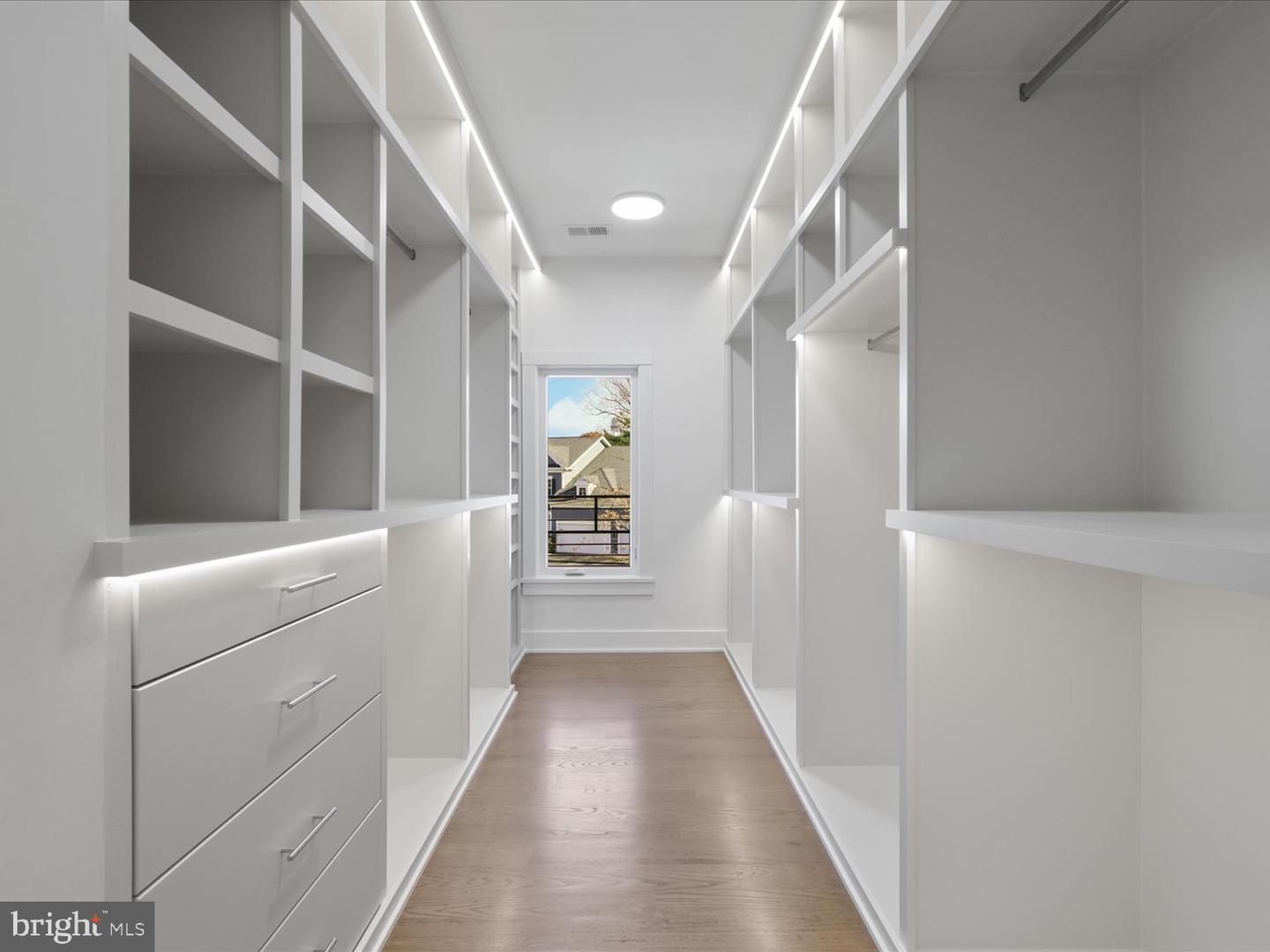 616 GIBSON CIR SW, VIENNA, Virginia 22180, 6 Bedrooms Bedrooms, ,6 BathroomsBathrooms,Residential,For sale,616 GIBSON CIR SW,VAFX2286098 MLS # VAFX2286098