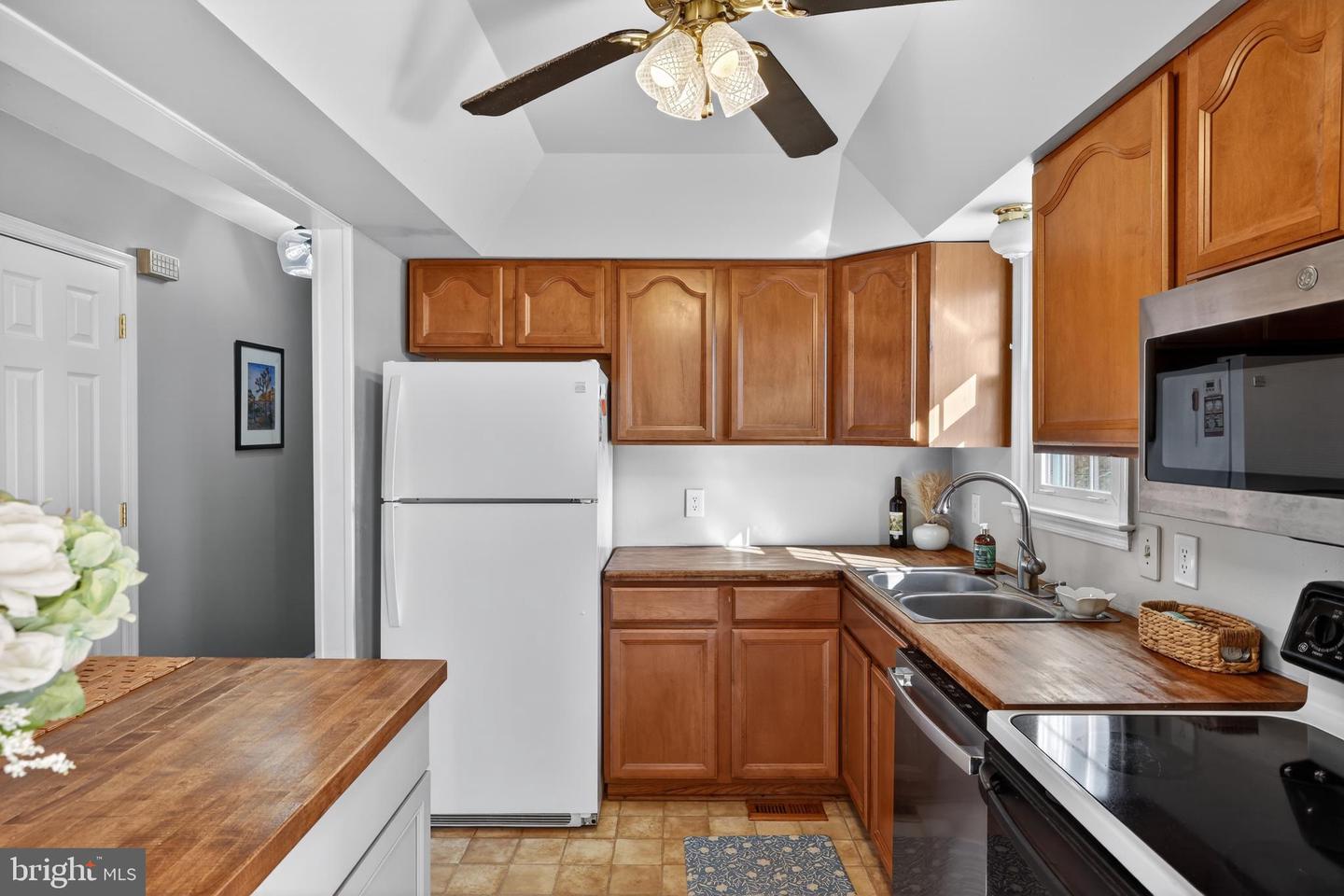 621 HOLLY CORNER RD, FREDERICKSBURG, Virginia 22406, 3 Bedrooms Bedrooms, 5 Rooms Rooms,2 BathroomsBathrooms,Residential,For sale,621 HOLLY CORNER RD,VAST2045316 MLS # VAST2045316