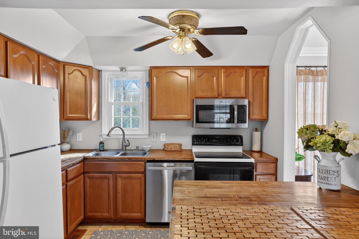 621 HOLLY CORNER RD, FREDERICKSBURG, Virginia 22406, 3 Bedrooms Bedrooms, 5 Rooms Rooms,2 BathroomsBathrooms,Residential,For sale,621 HOLLY CORNER RD,VAST2045316 MLS # VAST2045316