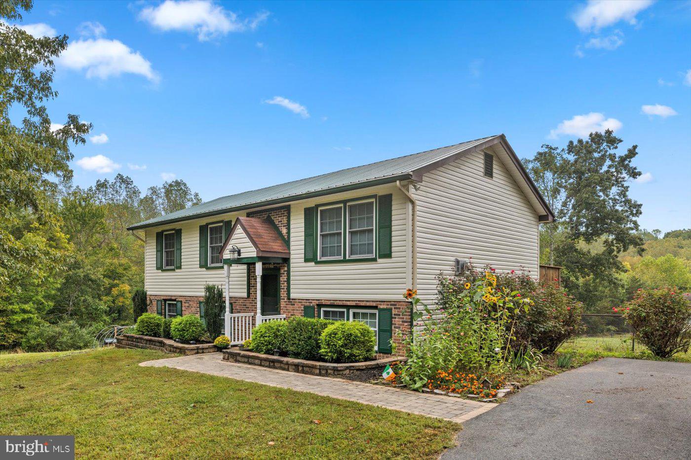 621 HOLLY CORNER RD, FREDERICKSBURG, Virginia 22406, 3 Bedrooms Bedrooms, 5 Rooms Rooms,2 BathroomsBathrooms,Residential,For sale,621 HOLLY CORNER RD,VAST2045316 MLS # VAST2045316