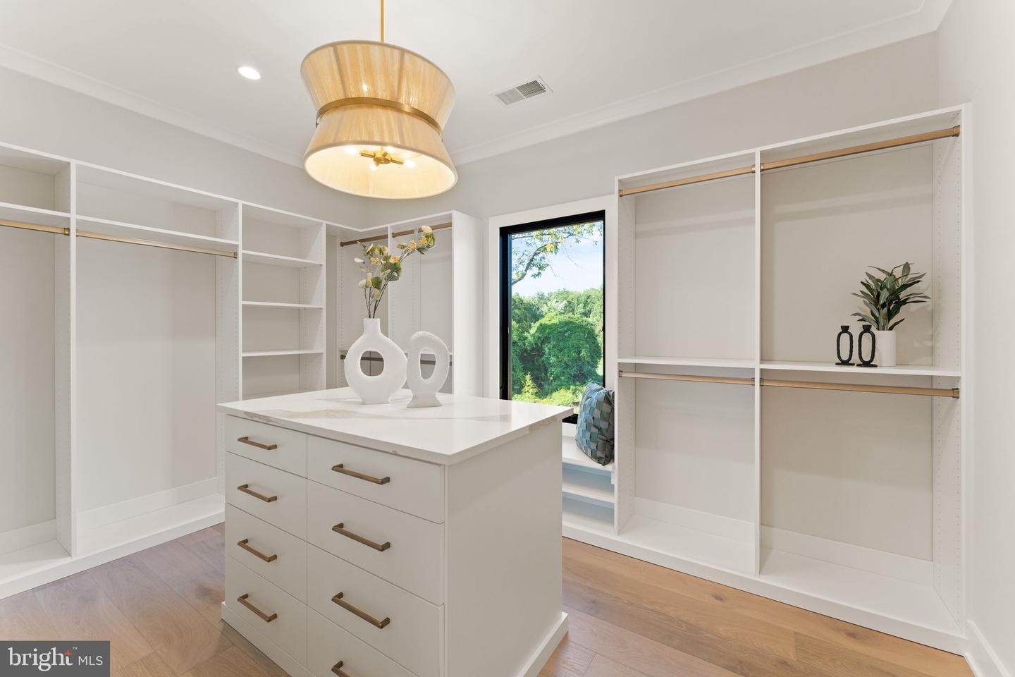 1710 DALEWOOD PLACE, MCLEAN, Virginia 22101, 6 Bedrooms Bedrooms, ,6 BathroomsBathrooms,Residential,For sale,1710 DALEWOOD PLACE,VAFX2286050 MLS # VAFX2286050