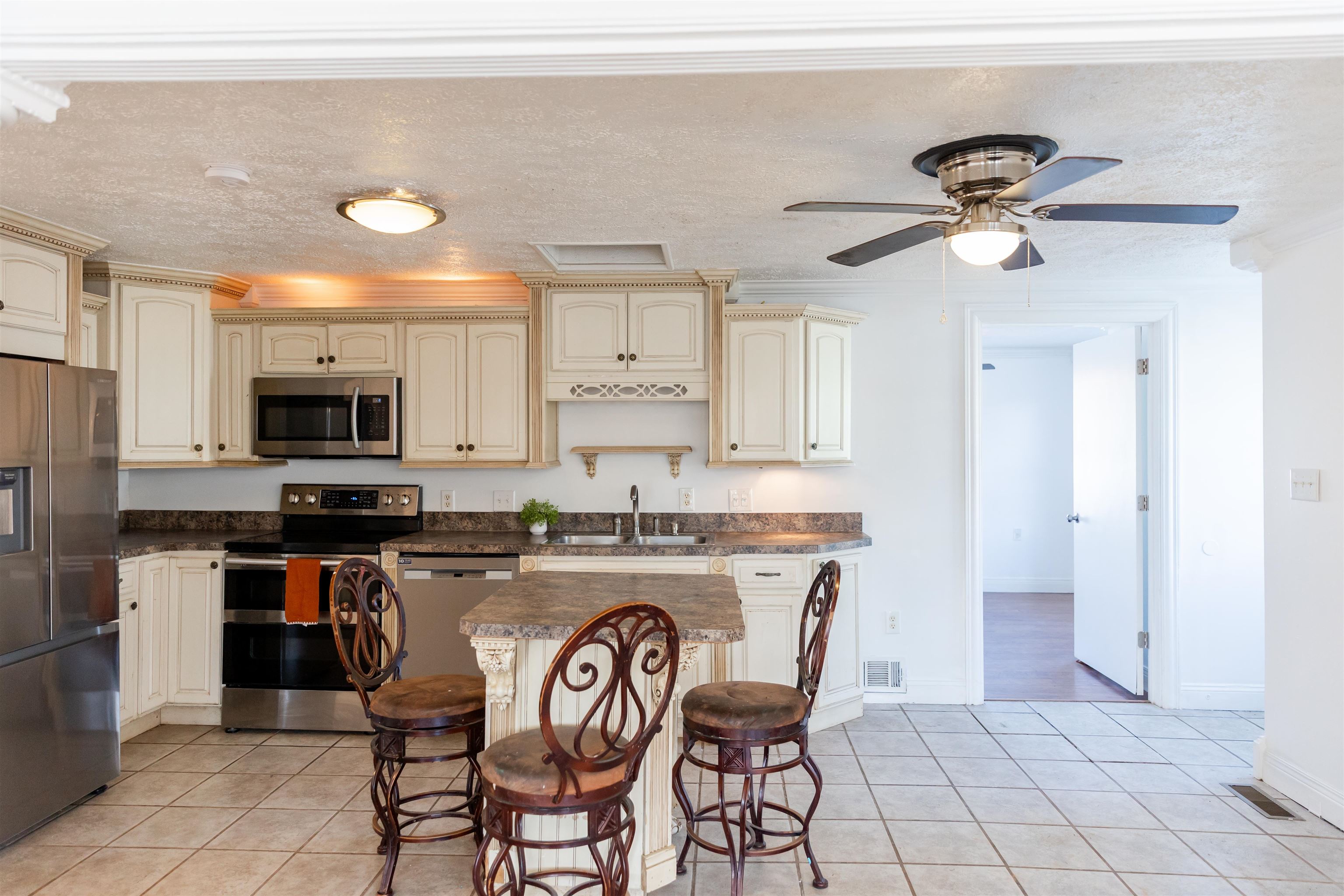 184 SW HILLSIDE DR, BUENA VISTA, Virginia 24416, 4 Bedrooms Bedrooms, ,2 BathroomsBathrooms,Residential,Section 8 Lot 9 Appointment of Substitute Instrume,184 SW HILLSIDE DR,671908 MLS # 671908