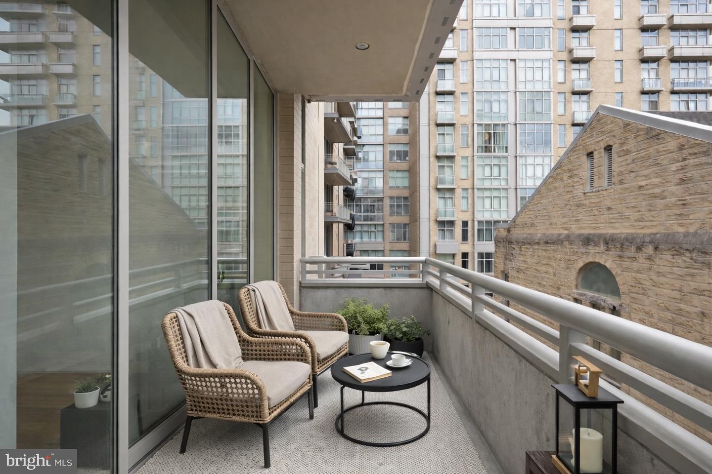 811 4TH ST NW #404, WASHINGTON, District Of Columbia 20001, 2 Bedrooms Bedrooms, ,2 BathroomsBathrooms,Residential,For sale,811 4TH ST NW #404,DCDC2240474 MLS # DCDC2240474