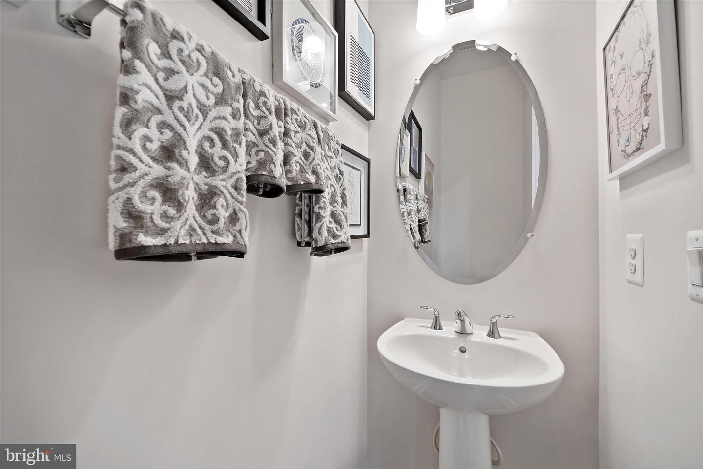 43441 BETTYS FARM DR, CHANTILLY, Virginia 20152, 4 Bedrooms Bedrooms, ,3 BathroomsBathrooms,Residential,For sale,43441 BETTYS FARM DR,VALO2110858 MLS # VALO2110858