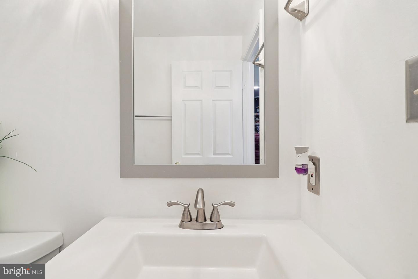 6246 HILLSIDE RD, SPRINGFIELD, Virginia 22152, 3 Bedrooms Bedrooms, 3 Rooms Rooms,2 BathroomsBathrooms,Residential,For sale,6246 HILLSIDE RD,VAFX2285832 MLS # VAFX2285832