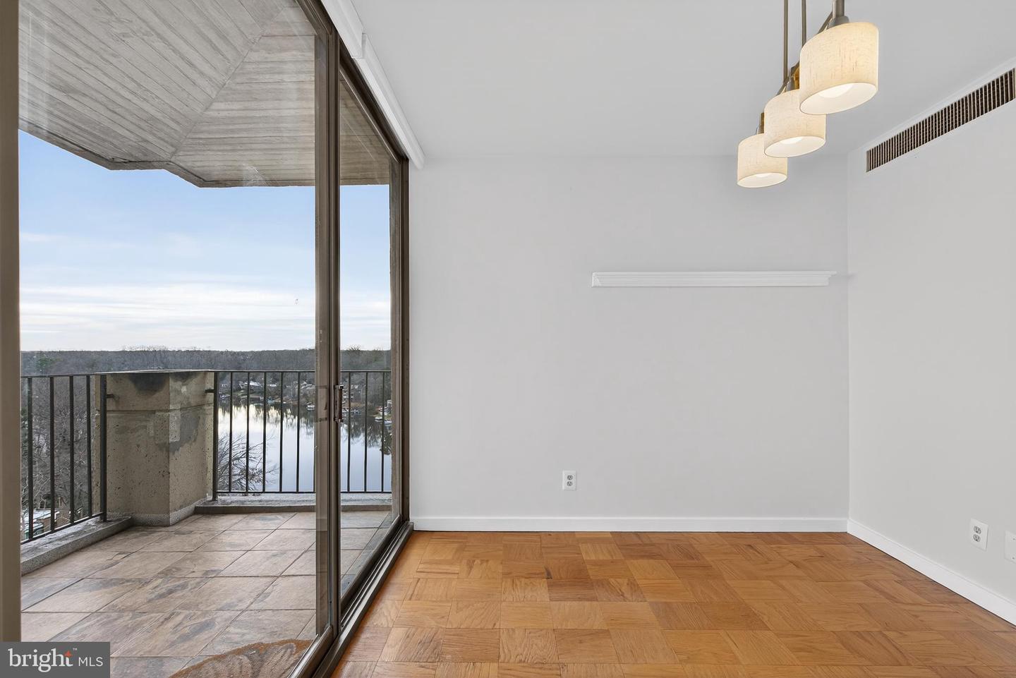 11400 WASHINGTON PLZ W #1303, RESTON, Virginia 20190, 2 Bedrooms Bedrooms, ,2 BathroomsBathrooms,Residential,For sale,11400 WASHINGTON PLZ W #1303,VAFX2286306 MLS # VAFX2286306