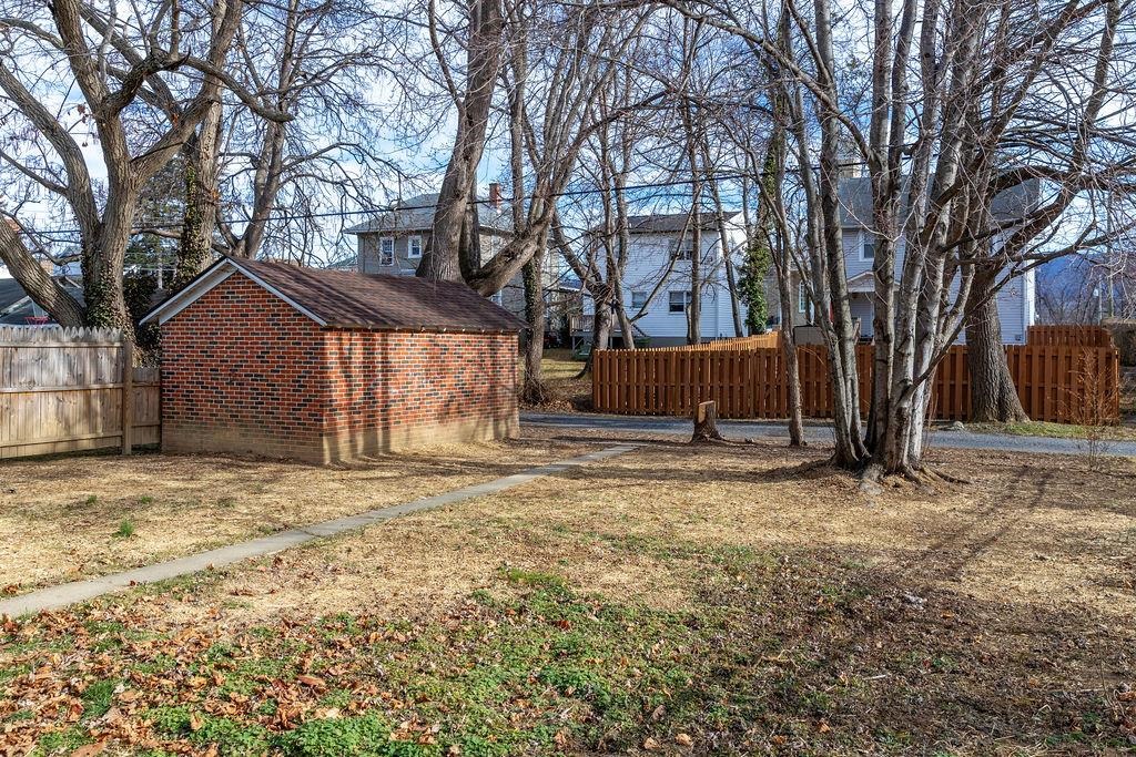 672 SHERWOOD AVE, WAYNESBORO, Virginia 22980, 2 Bedrooms Bedrooms, ,1 BathroomBathrooms,Residential,672 SHERWOOD AVE,672573 MLS # 672573