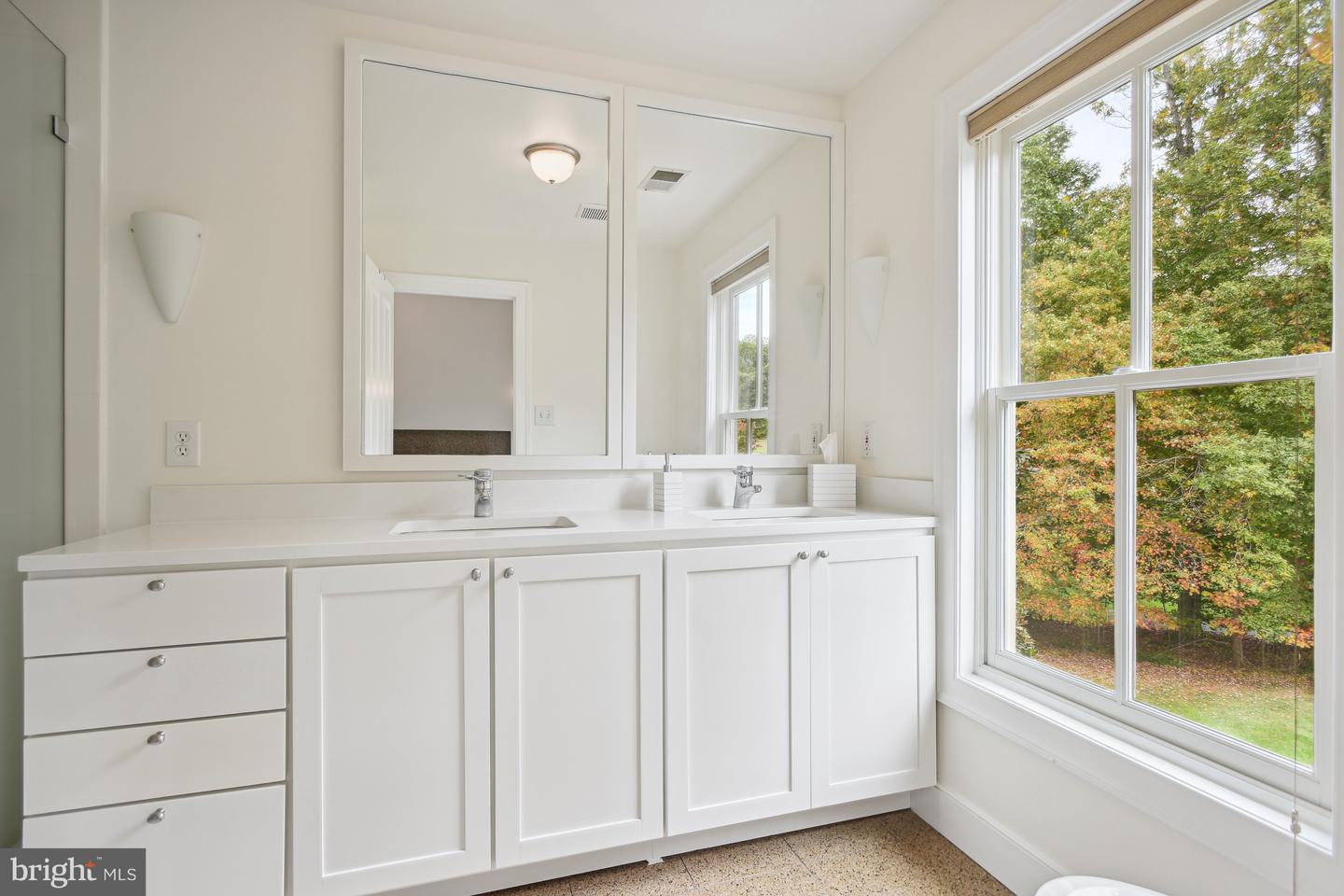 10747 RIVERSCAPE RUN, GREAT FALLS, Virginia 22066, 4 Bedrooms Bedrooms, ,5 BathroomsBathrooms,Residential,For sale,10747 RIVERSCAPE RUN,VAFX2275130 MLS # VAFX2275130