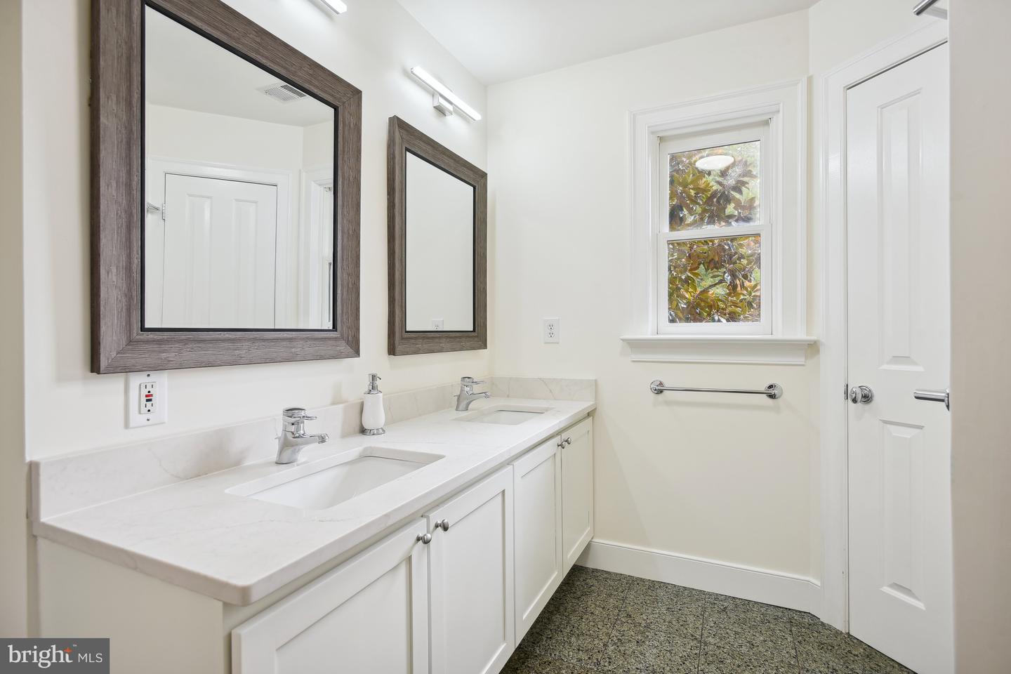 10747 RIVERSCAPE RUN, GREAT FALLS, Virginia 22066, 4 Bedrooms Bedrooms, ,5 BathroomsBathrooms,Residential,For sale,10747 RIVERSCAPE RUN,VAFX2275130 MLS # VAFX2275130