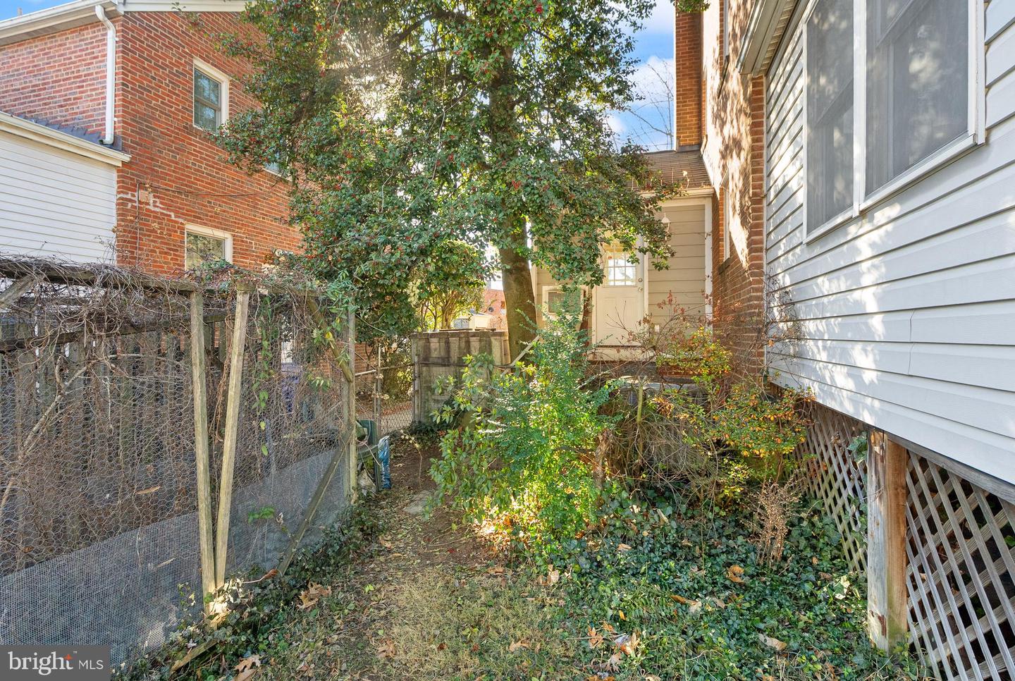 2235 N COLUMBUS ST, ARLINGTON, Virginia 22207, 3 Bedrooms Bedrooms, ,2 BathroomsBathrooms,Residential,For sale,2235 N COLUMBUS ST,VAAR2067258 MLS # VAAR2067258