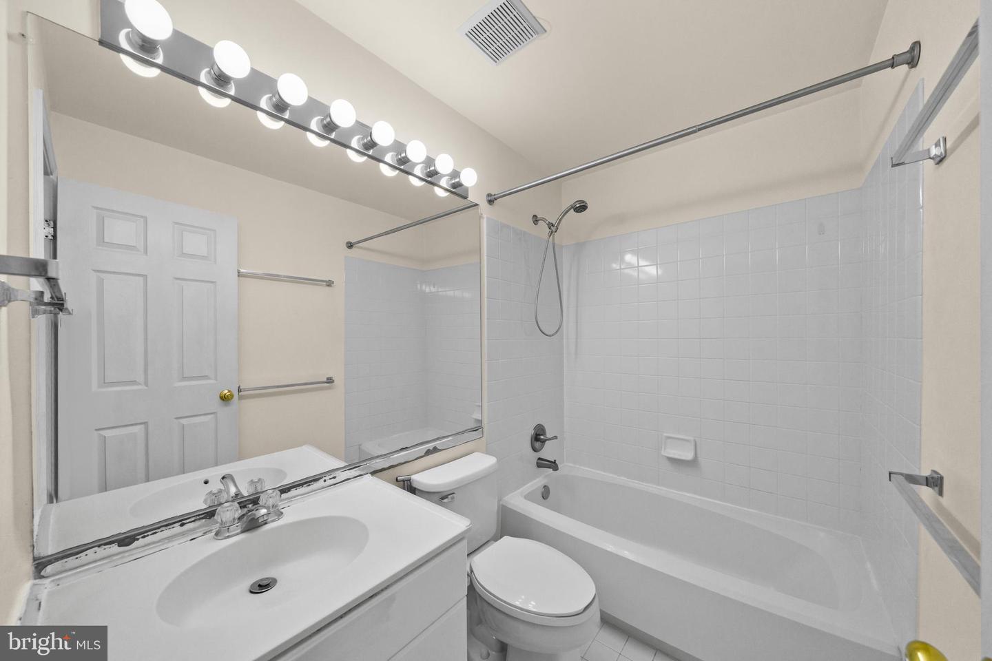 4110 VANDERBILT CT #303, FAIRFAX, Virginia 22030, 2 Bedrooms Bedrooms, 5 Rooms Rooms,2 BathroomsBathrooms,Residential,For sale,4110 VANDERBILT CT #303,VAFC2007664 MLS # VAFC2007664